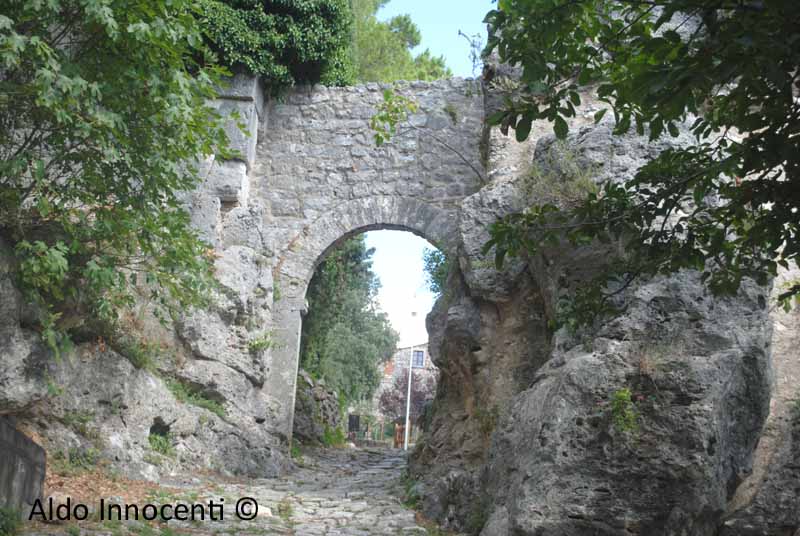 SATURNIA: PORTA ROMANA 1' IMMAGINE